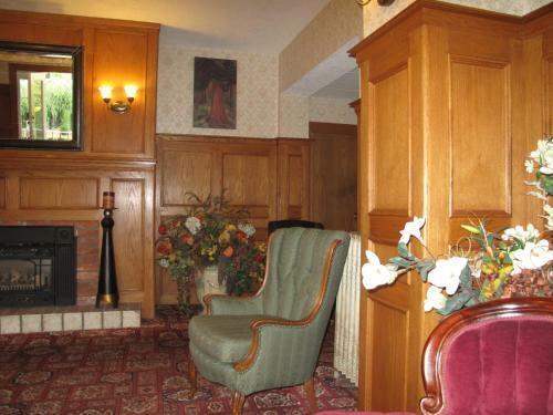 James Bay Inn Hotel, Suites & Cottage