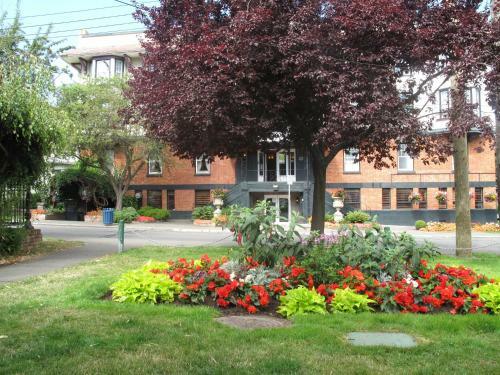 James Bay Inn Hotel, Suites & Cottage