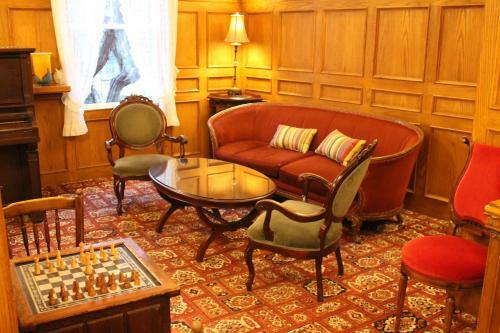 James Bay Inn Hotel, Suites & Cottage