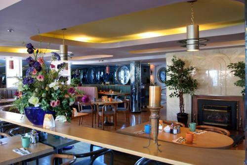 James Bay Inn Hotel, Suites & Cottage