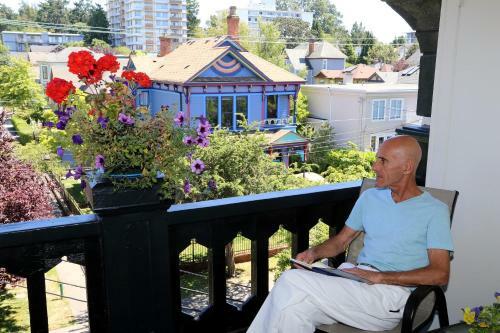 James Bay Inn Hotel, Suites & Cottage