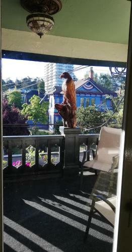 James Bay Inn Hotel, Suites & Cottage