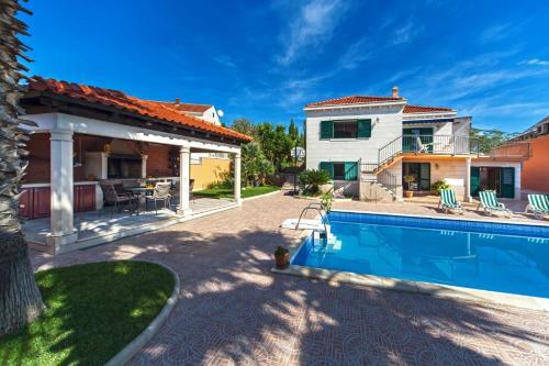 Sumartin Villa Sleeps 8 Pool Air Con Wifi