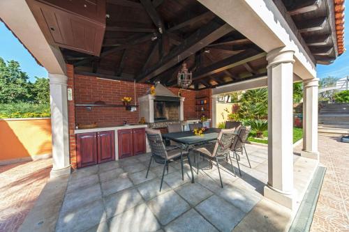 Sumartin Villa Sleeps 8 Pool Air Con Wifi