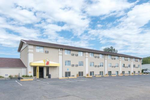 Motel Super 8 By Wyndham Watertown
