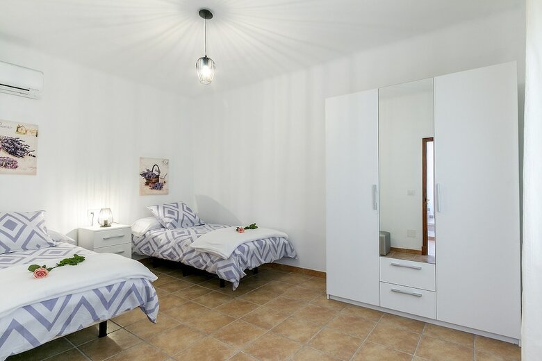 Town House Cas Decu