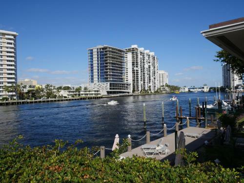 Hotel Holiday Isle Yacht Club