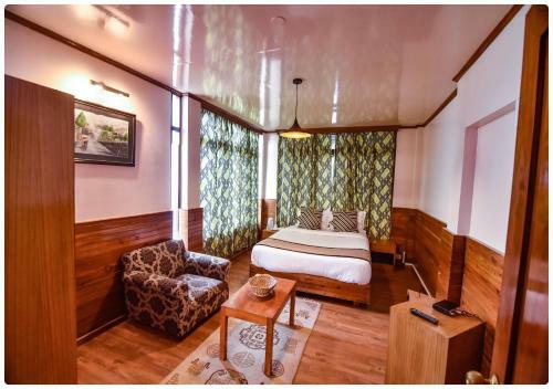 Hotel Cedar Inn