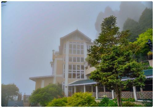 Hotel Cedar Inn