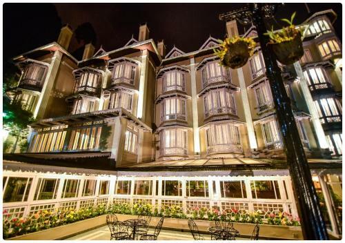 Hotel Cedar Inn