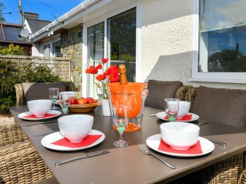 Cozy Holiday Home In Llanbedrog Britain With Private Garden