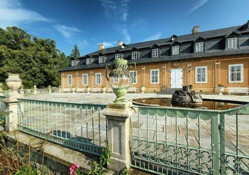 Hostal Penzion ?esk� Dv?r