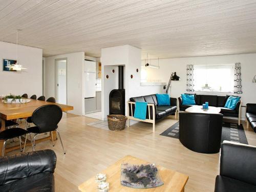 Six-bedroom Holiday Home In Harbo�re 2