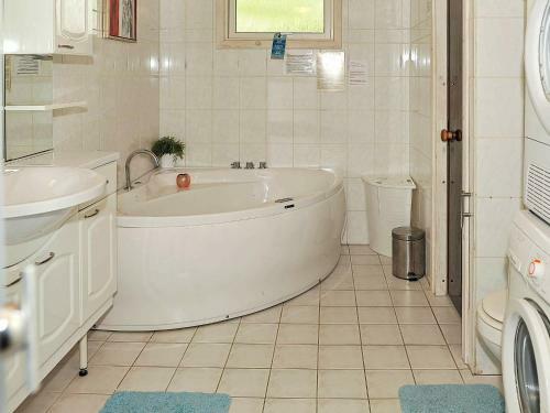 Three-bedroom Holiday Home In N�rre Nebel 4