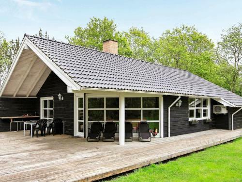Three-bedroom Holiday Home In N�rre Nebel 4