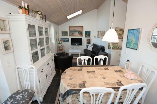 M�ge 66 Holiday House
