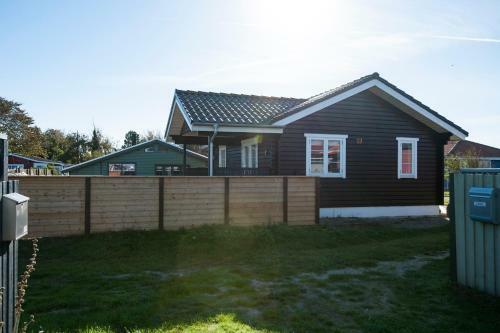 M�ge 66 Holiday House