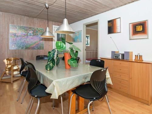 Four-bedroom Holiday Home In Knebel 6