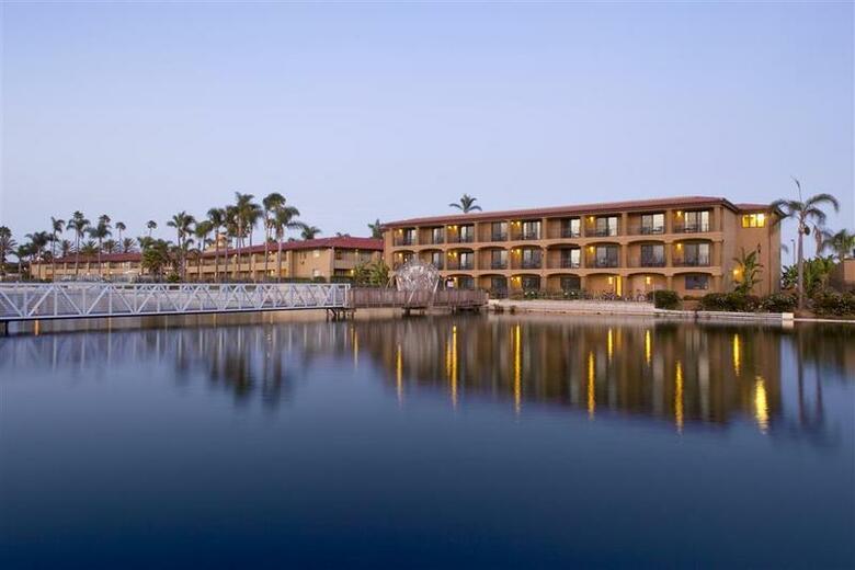 Island Palms Hotel & Marina (.)