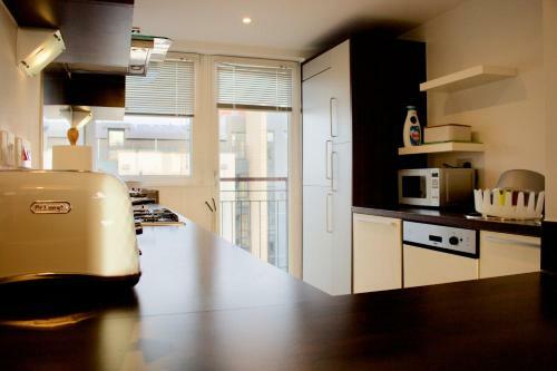 2 Bedroom Apartment With Free Parking Sleeps 4