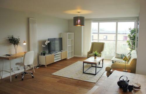 2 Bedroom Apartment With Free Parking Sleeps 4