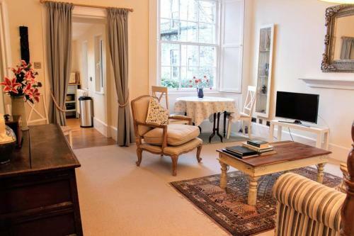 1 Bedroom Apartment In New Town Accommodates 4