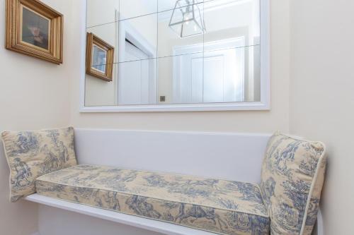 1 Bedroom Apartment In New Town Accommodates 4