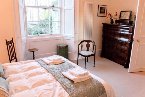 1 Bedroom Apartment In New Town Accommodates 4