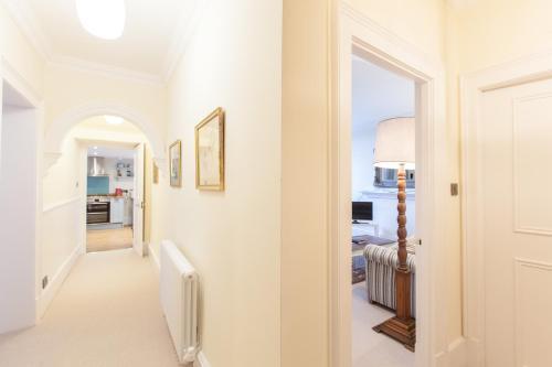 1 Bedroom Apartment In New Town Accommodates 4