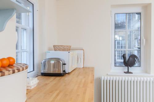 1 Bedroom Apartment In New Town Accommodates 4