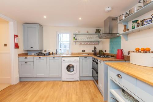 1 Bedroom Apartment In New Town Accommodates 4