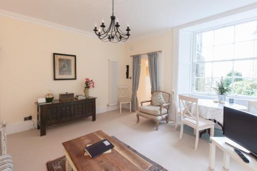 1 Bedroom Apartment In New Town Accommodates 4