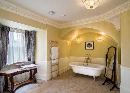 Hotel Crossbasket Castle