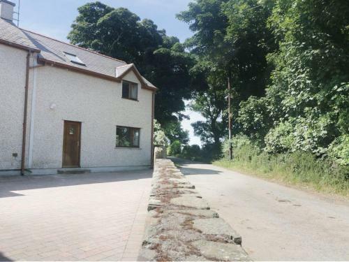 Bwthyn Neithior, Llannerch-y-medd