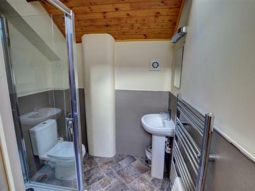 Quaint Holiday Home In South Wales With Sunny Gardens