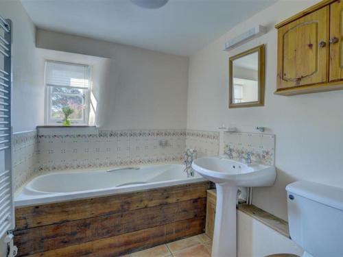 Comfortable Cottage In Kingsheanton With Private Garden