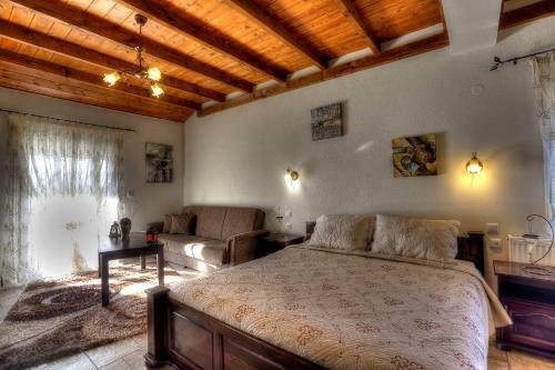Hostal Toula Rooms