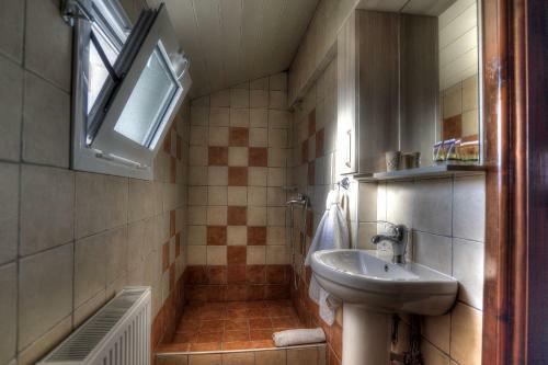 Hostal Toula Rooms