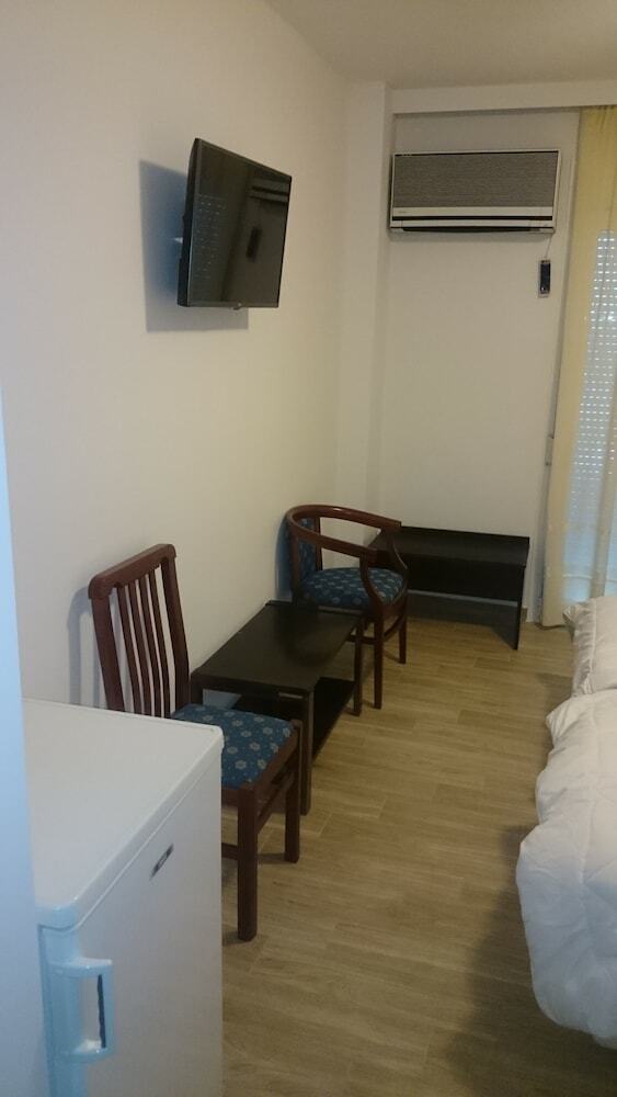 Hostal Flisvos Rooms