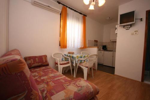 Apartments By The Sea Igrane, Makarska - 6840