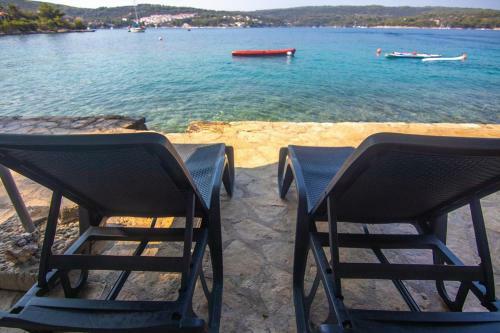 Apartments By The Sea Necujam, Solta - 11090