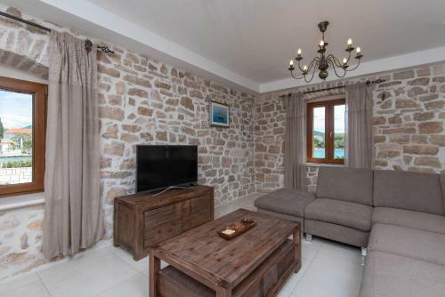 Villa Loviste Paradise