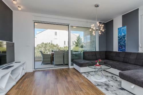 Bozi, Luxury Apartment By The Beach For 8