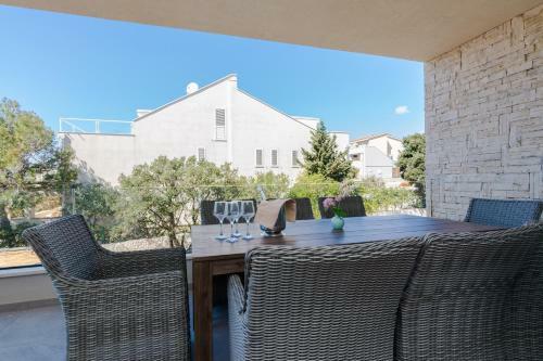 Bozi, Luxury Apartment By The Beach For 8