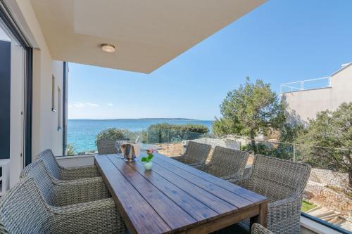 Bozi, Luxury Apartment By The Beach For 8