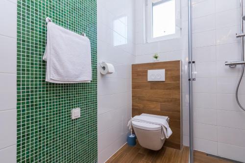 Bozi, Luxury Apartment By The Beach For 8