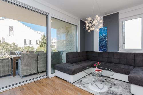 Bozi, Luxury Apartment By The Beach For 8