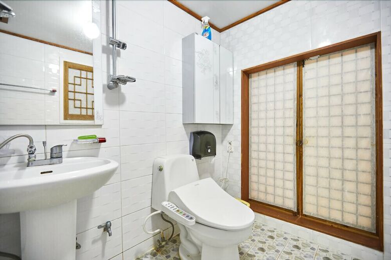 Hotel Choongsindang Hanok Traditional House