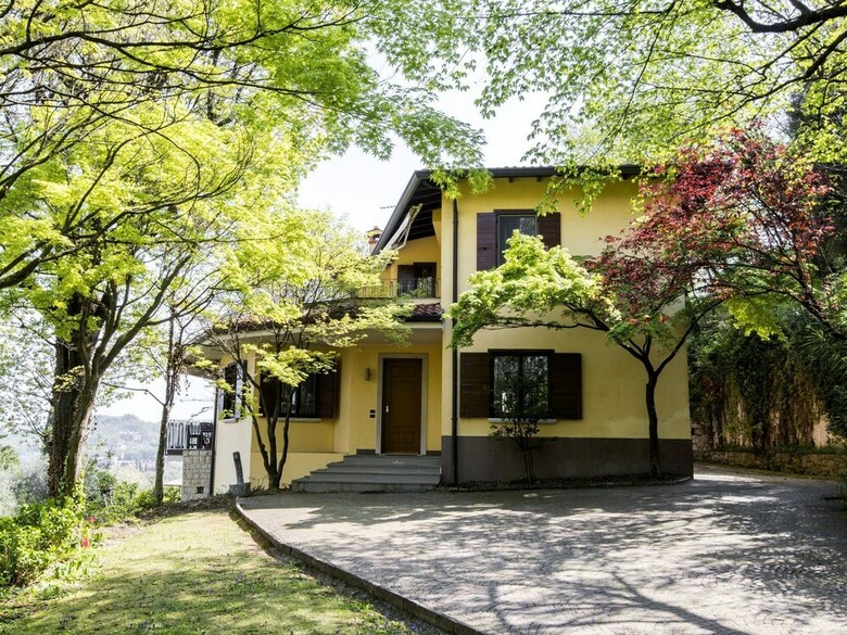 Upscale Villa In Sal� Lombardy With Swimming Pool