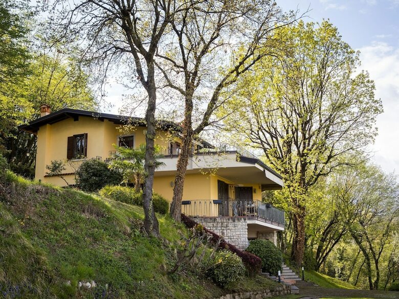 Upscale Villa In Sal� Lombardy With Swimming Pool